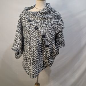 Papillon Blanc Monochrome Buttoned Poncho